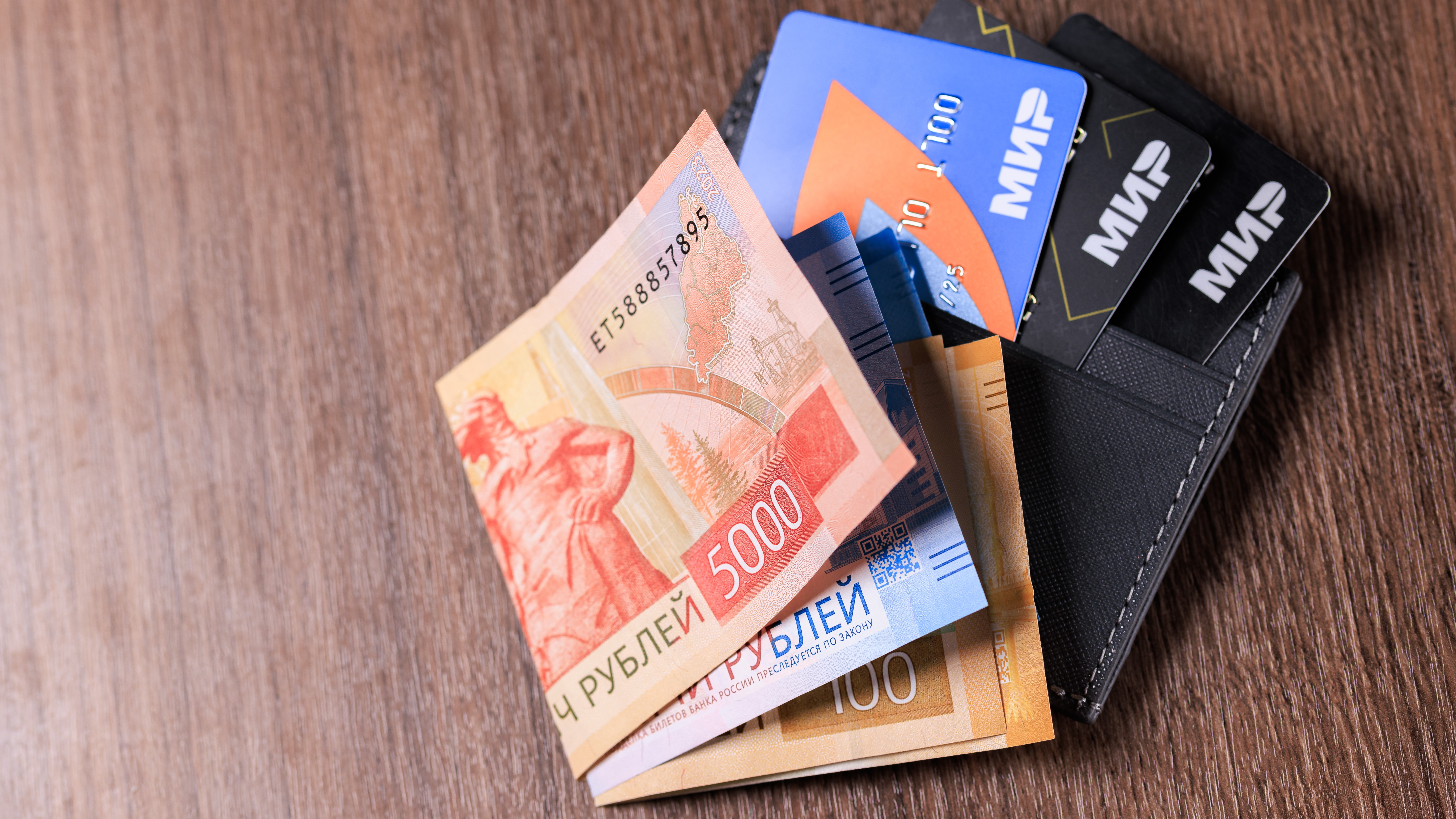 Объем лимитов по новым кредитным картам в РФ упал на 30,6%