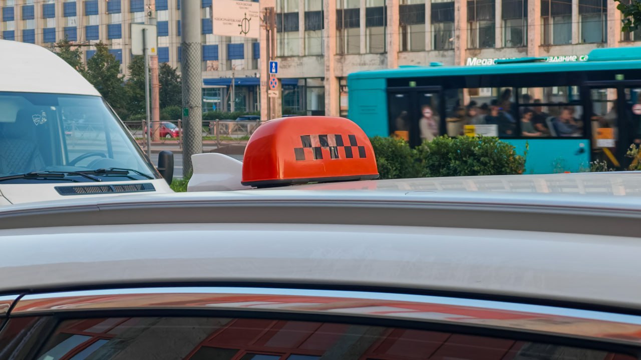 В Петербурге мигрантам запретили работать в такси и доставке до конца 2026 года