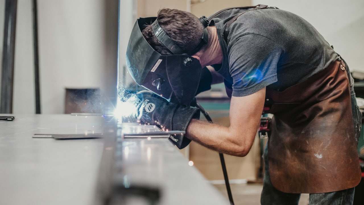 Эксперт: переход из бизнеса в рабочие оправдан в экономических реалиях 2026 года