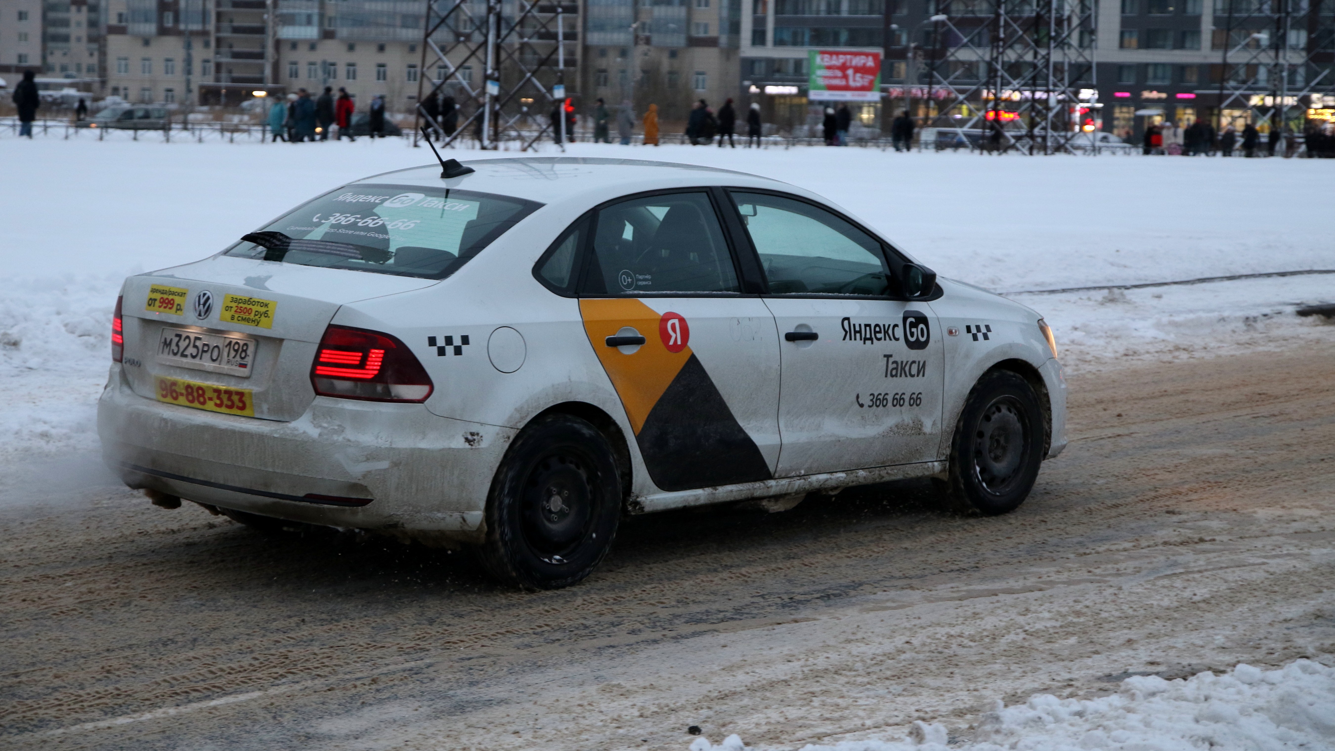 Подрабатывающие в Петербурге таксисты получают больше других