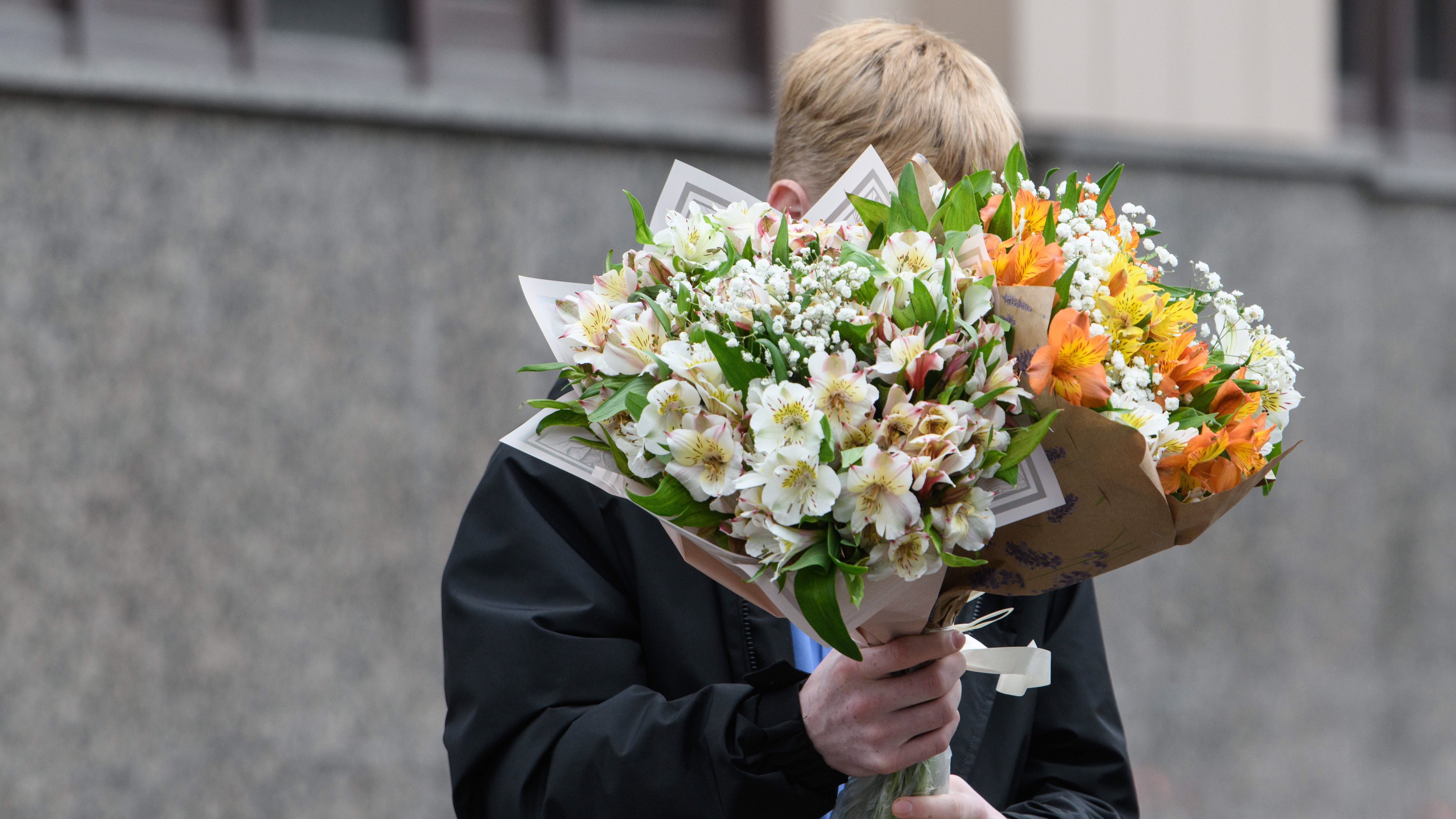 Жители Петербурга потратят на подарки к 8 Марта в среднем 6 000 рублей