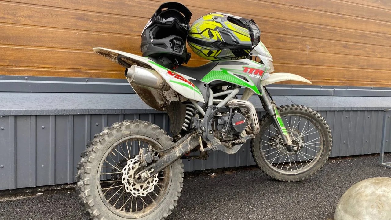 Дачный сезон не приходит один: в СНТ вернулись питбайкеры