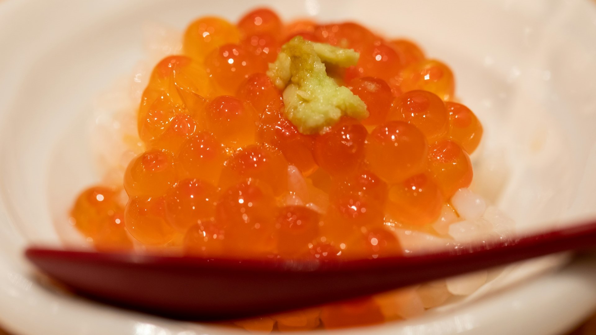 Цены на красную икру в РФ за год выросли на треть