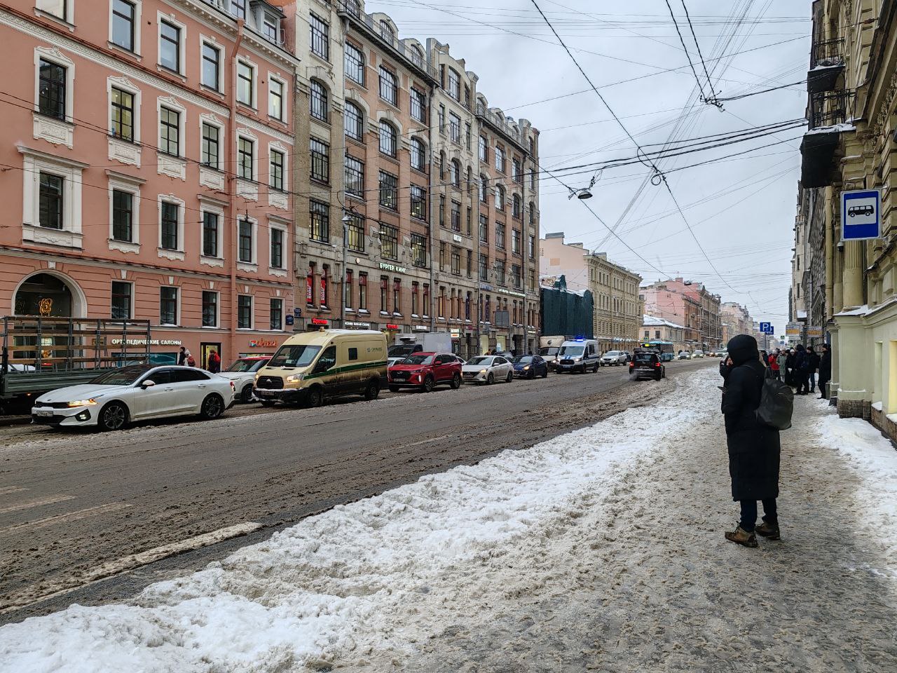 Юристы рассказали, как и куда жаловаться в связи с неубранными снегом и наледью