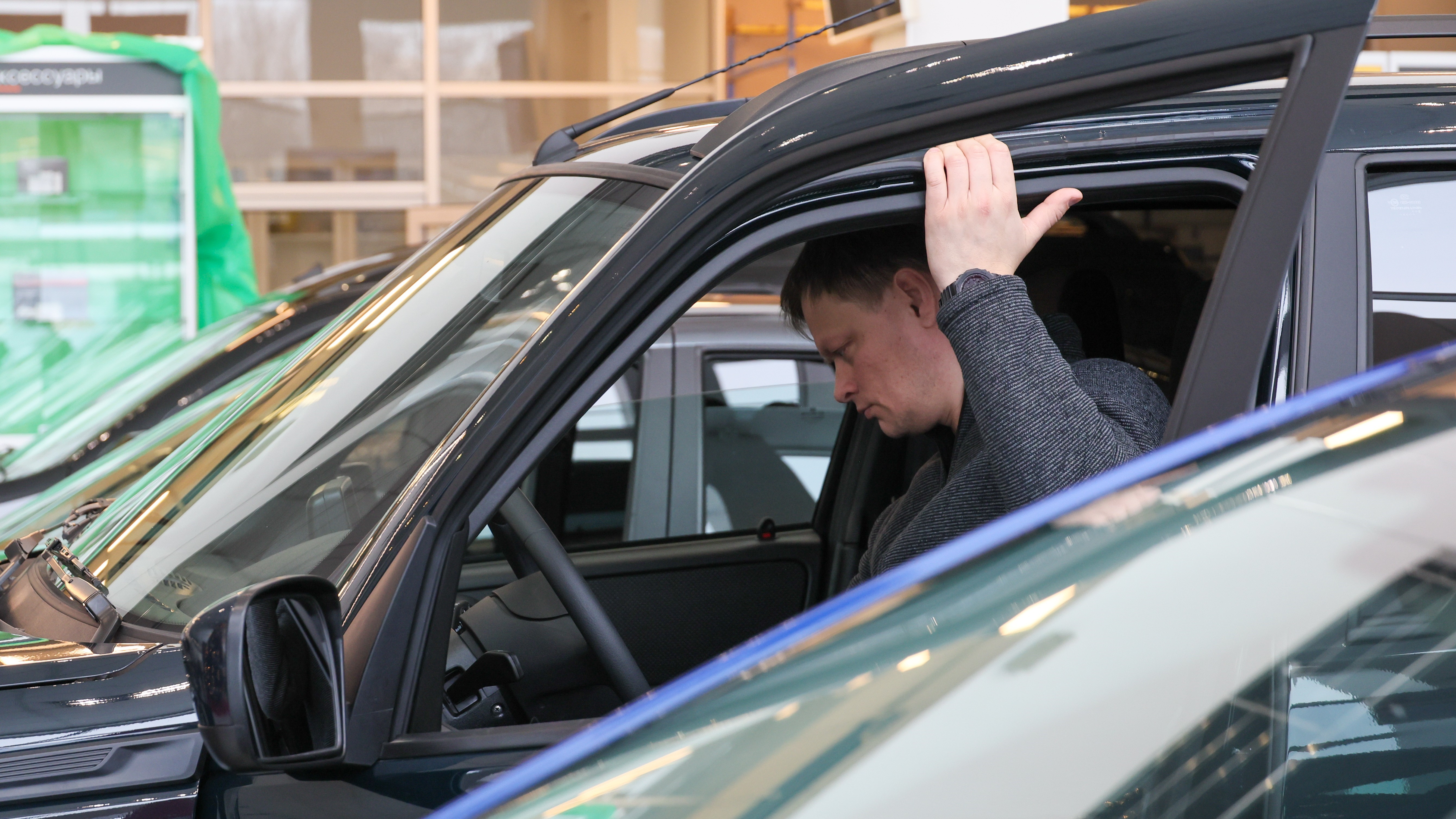 LADA и Mercedes-Benz стали лидерами авторынка в Петербурге в 2025 году