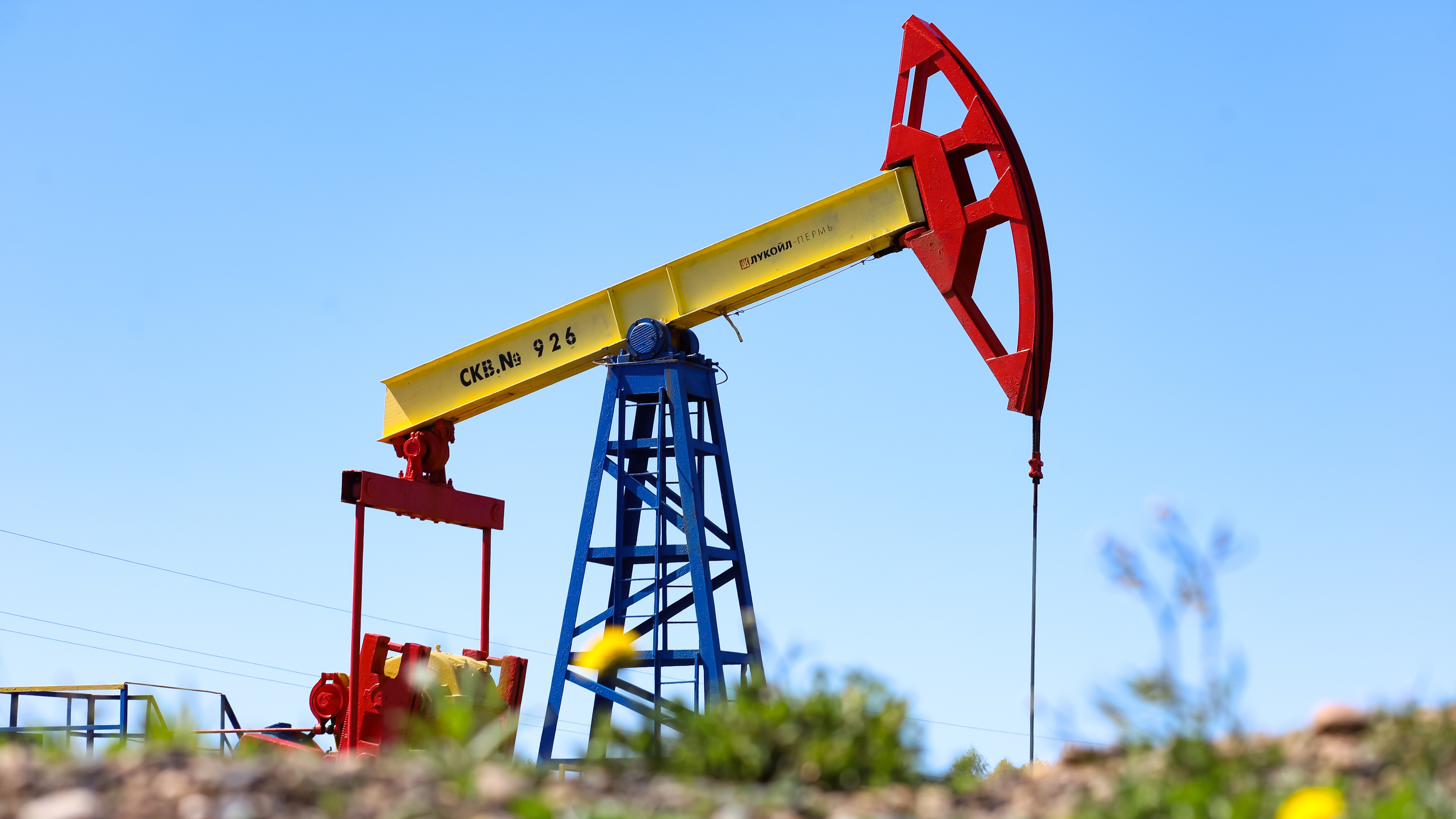 Расчеты за российскую нефть в долларах снизились до 5%