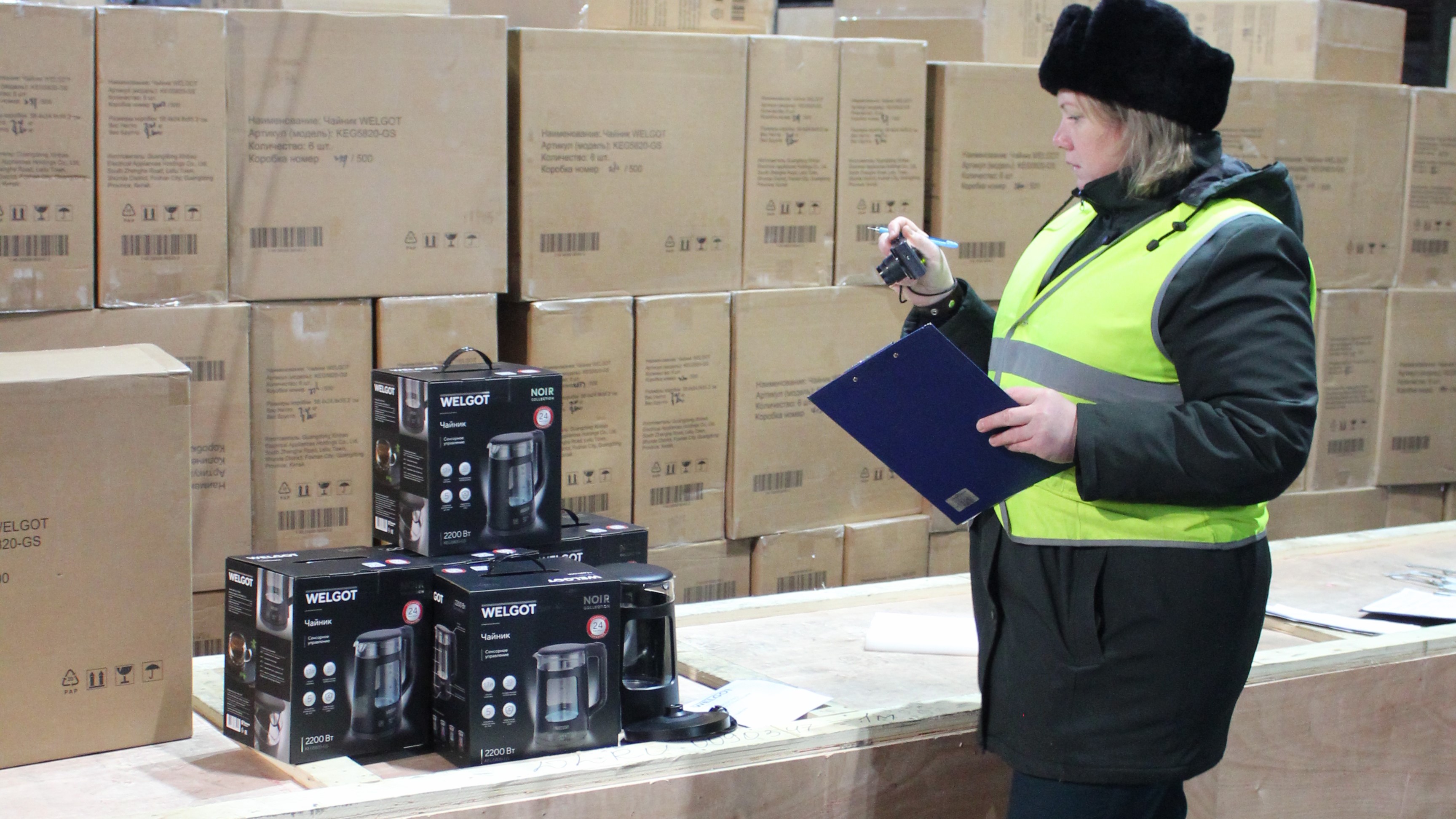 В Петербург не пустили 3 тысячи электрических стеклянных чайников 