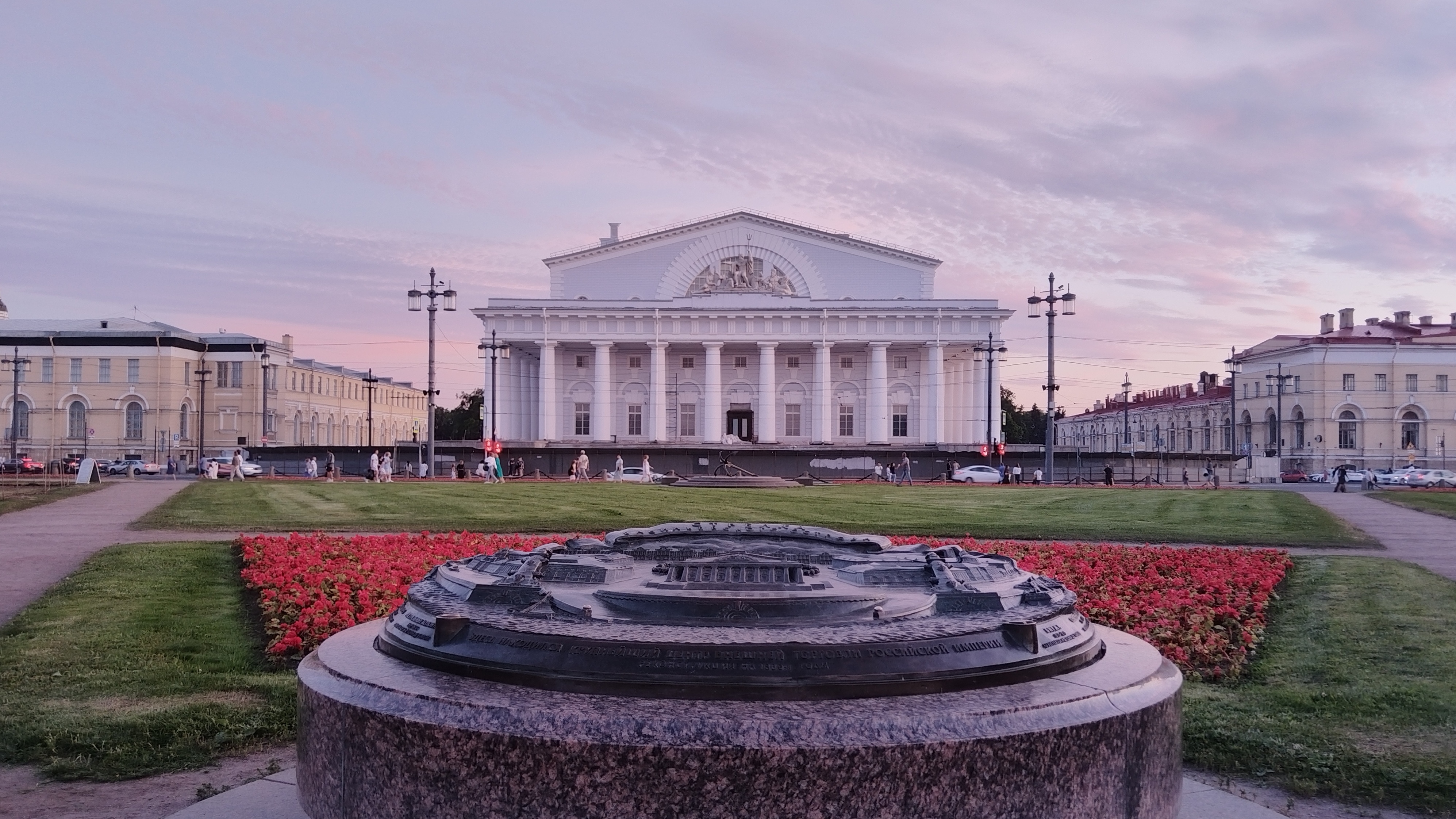 В Петербурге анонсировали экскурсии по реставрируемым зданиям Биржи и дворца «Монплезир»