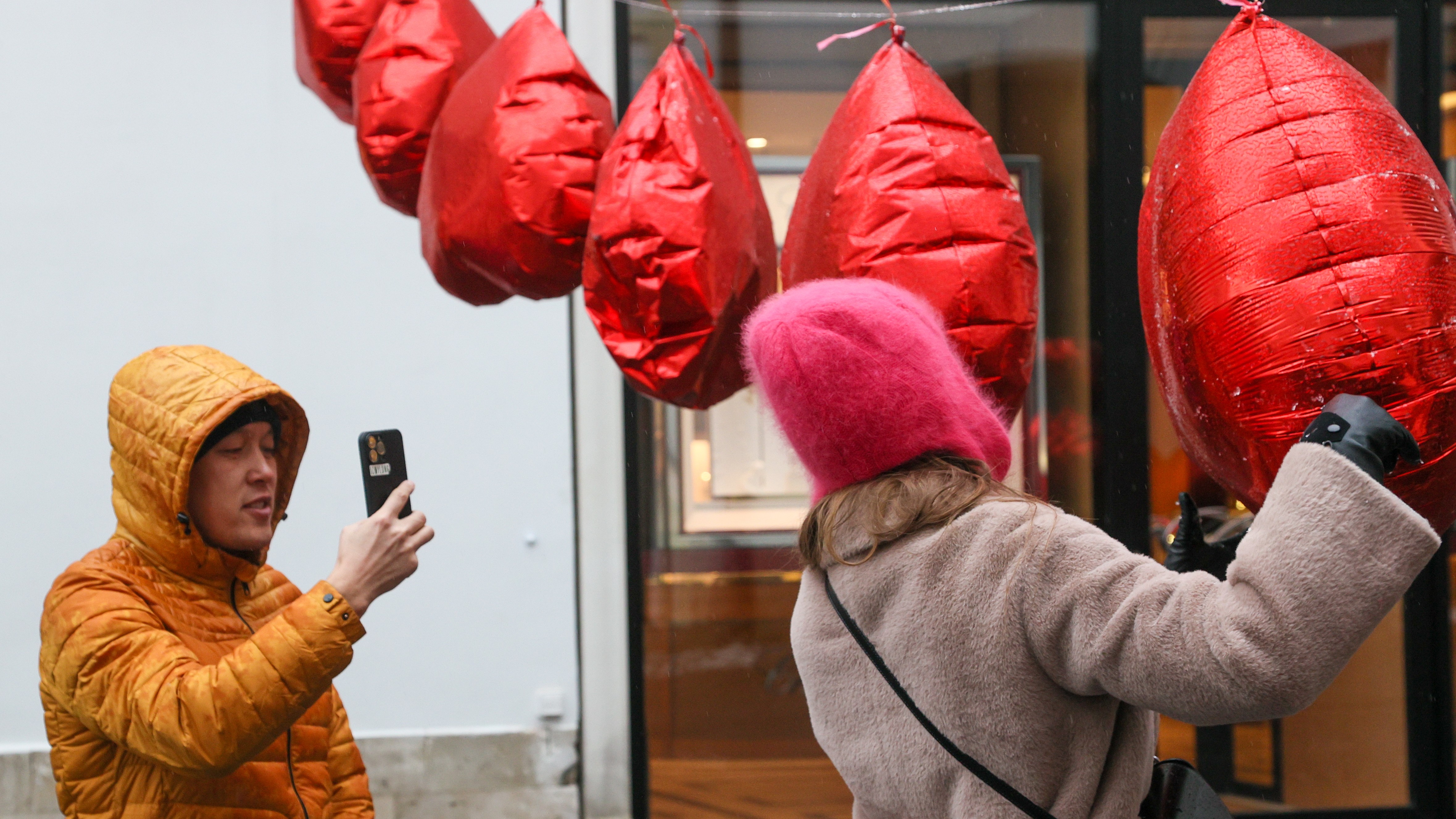 Петербуржцы рассказали, сколько готовы потратить на подарки к 14 февраля