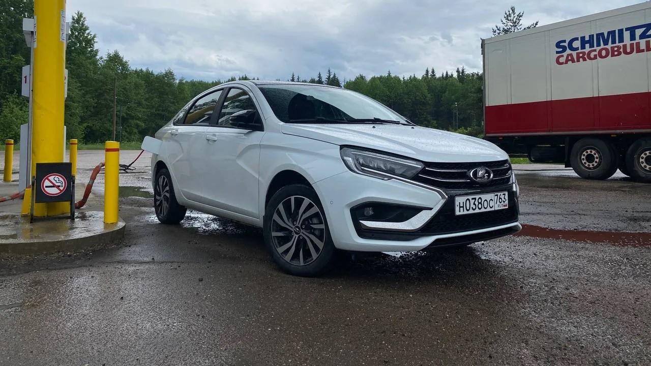 Первый серийный битопливный автомобиль из Тольятти: тест-драйв Lada Vesta CNG