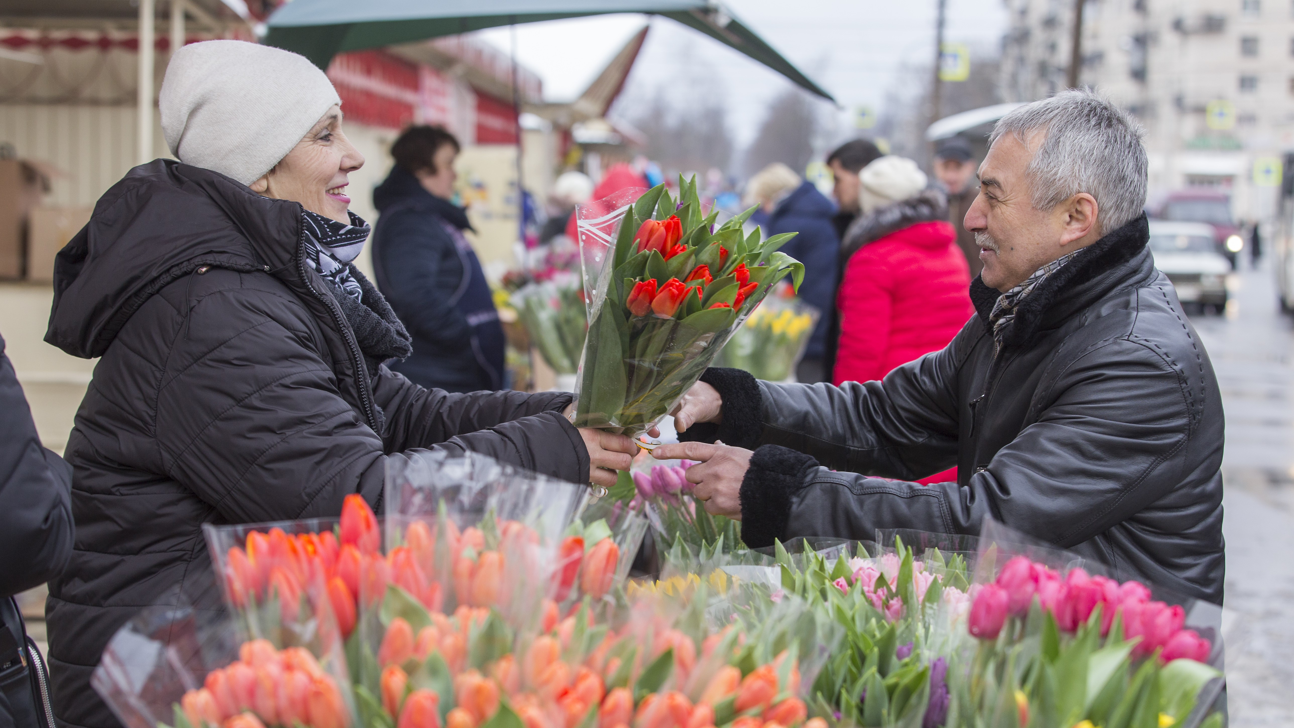 Цветы против книг: жители Петербурга назвали самые неудачные подарки к 8 Марта