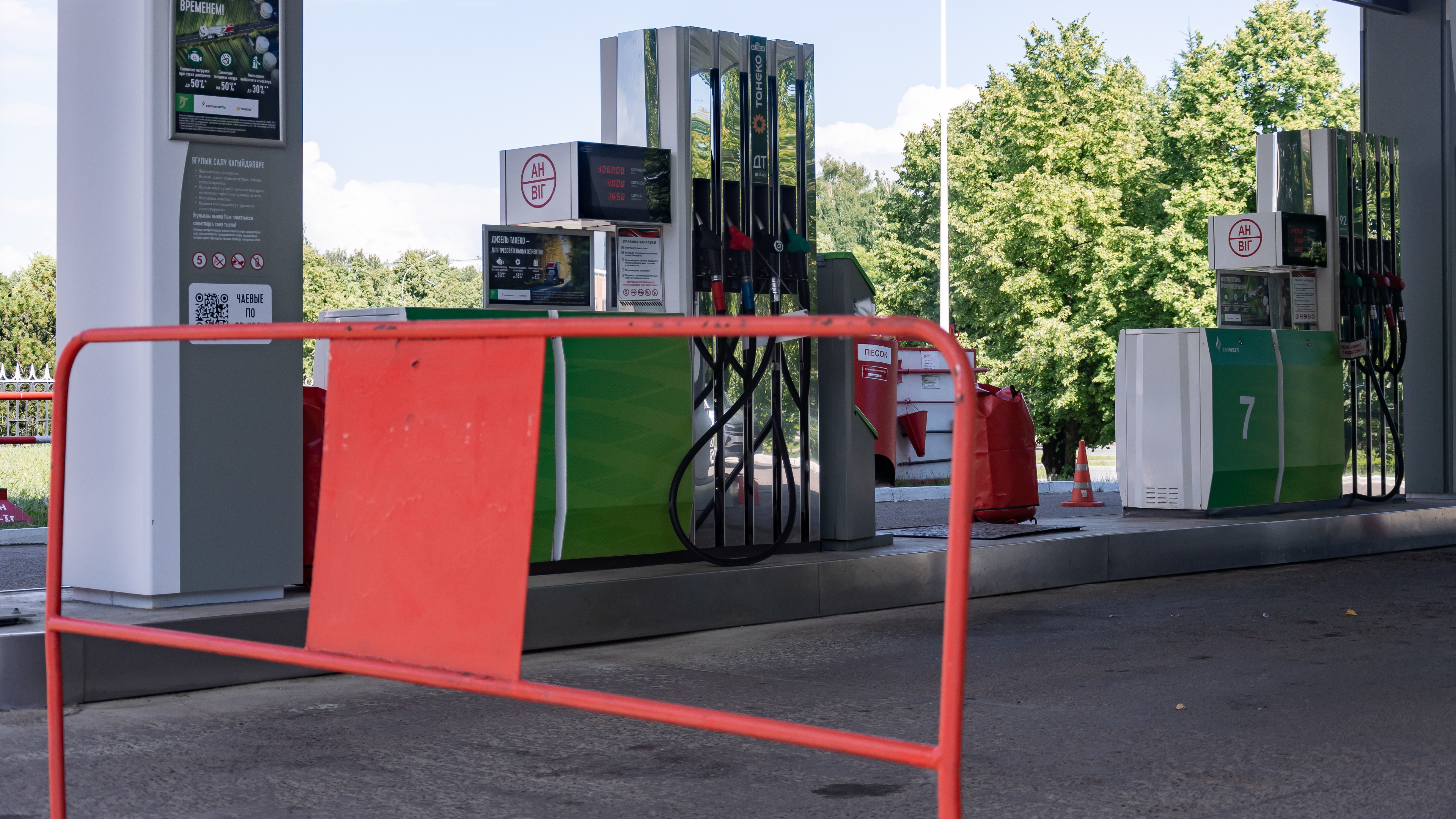 Губернатор Петербурга назвал контролируемой ситуацию с поставками топлива на АЗС