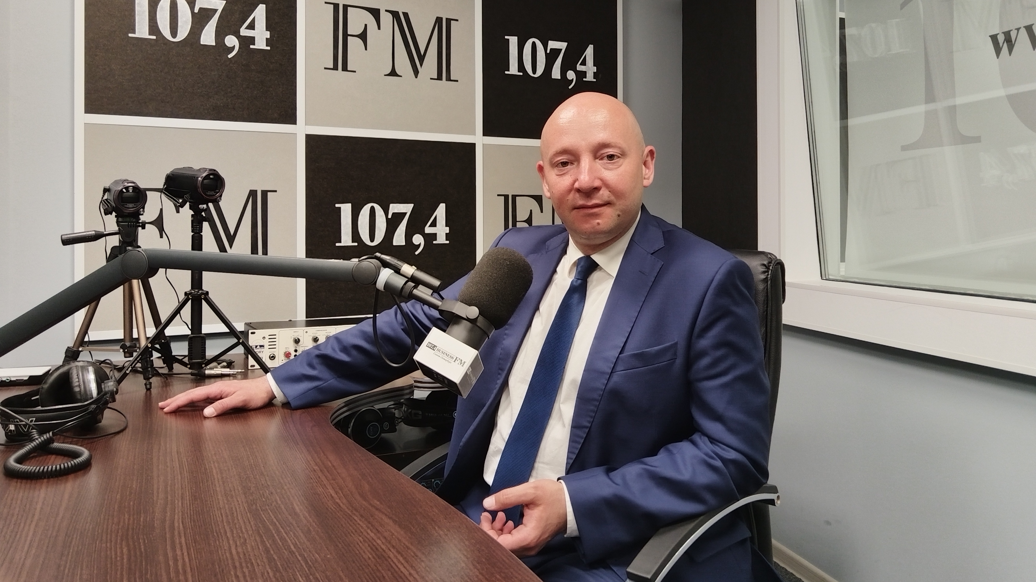 Владимир Меньшиков: веранды на Невском, торговля у метро, помощь барам, мигранты