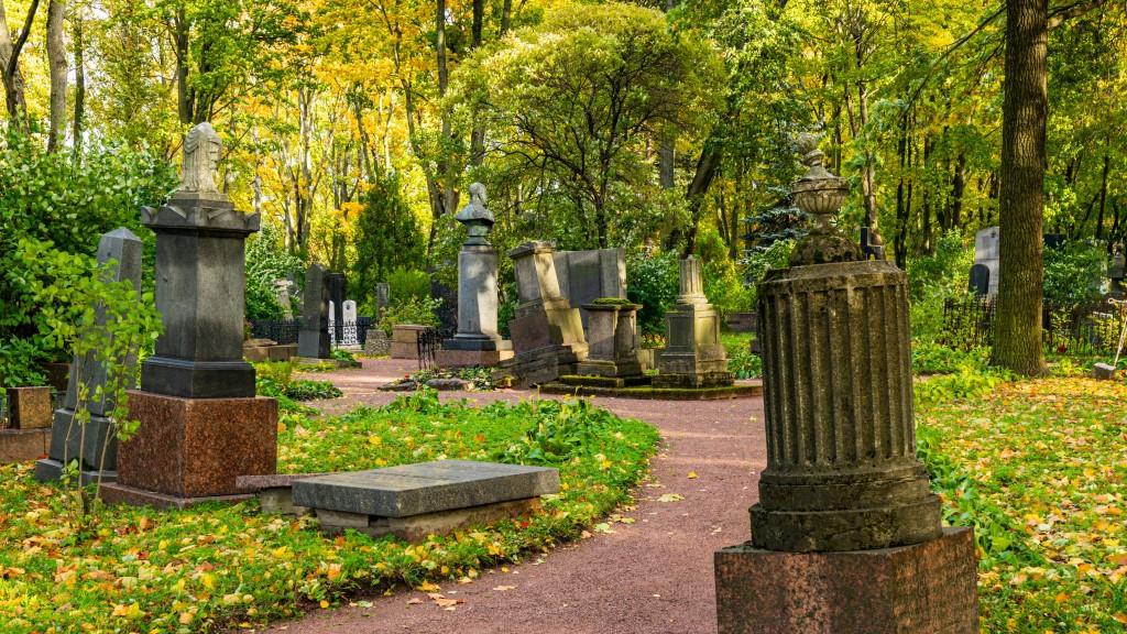 В Петербурге предложили упорядочить исторические захоронения
