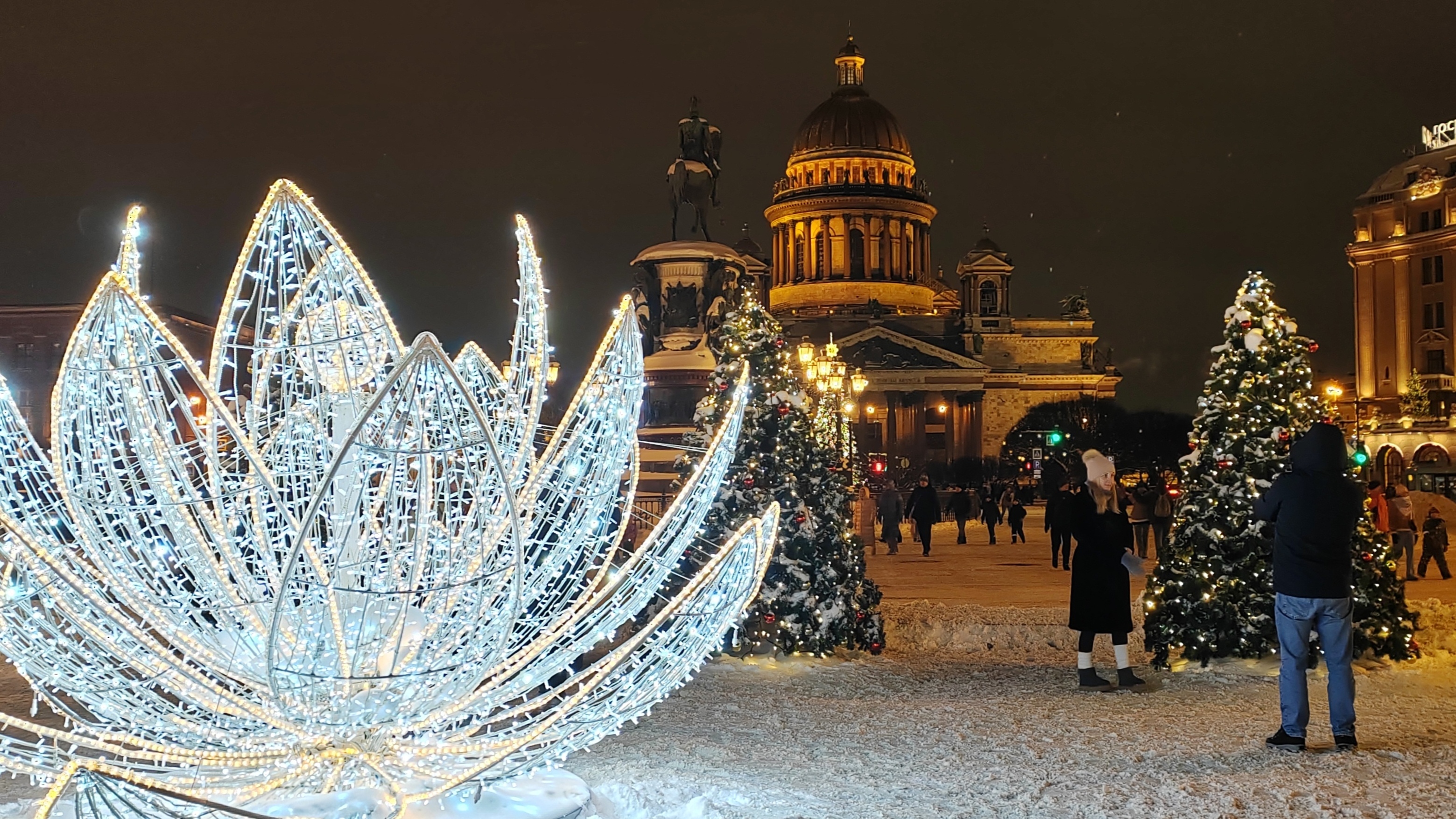 Петербург потратит около 80 млн рублей на оформление города к Новому году и Рождеству