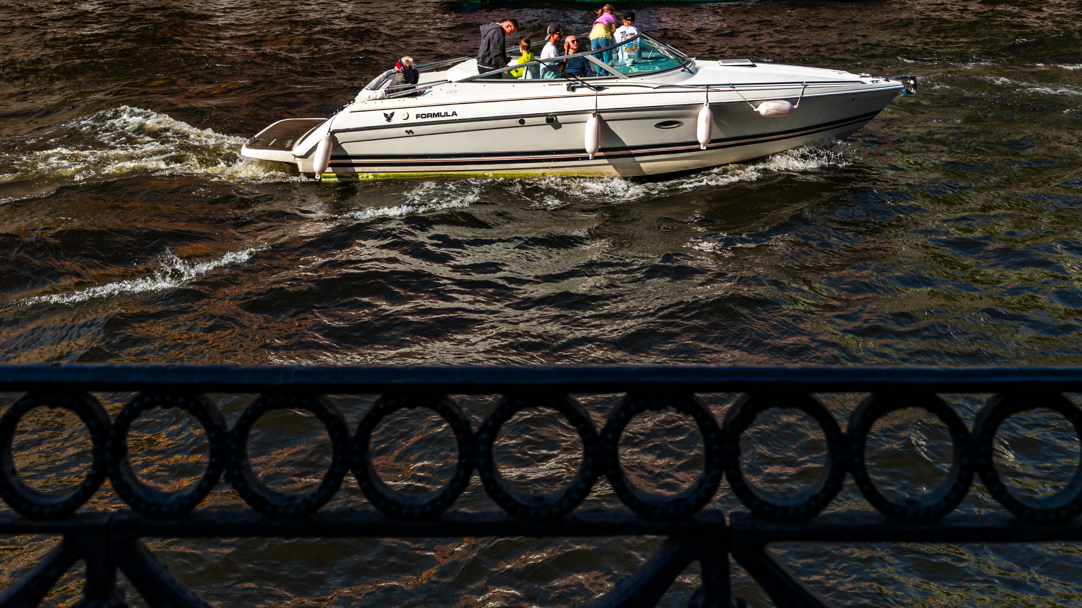 Эксперты обсуждают меры защиты от падения транспорта в реки и каналы Петербурга
