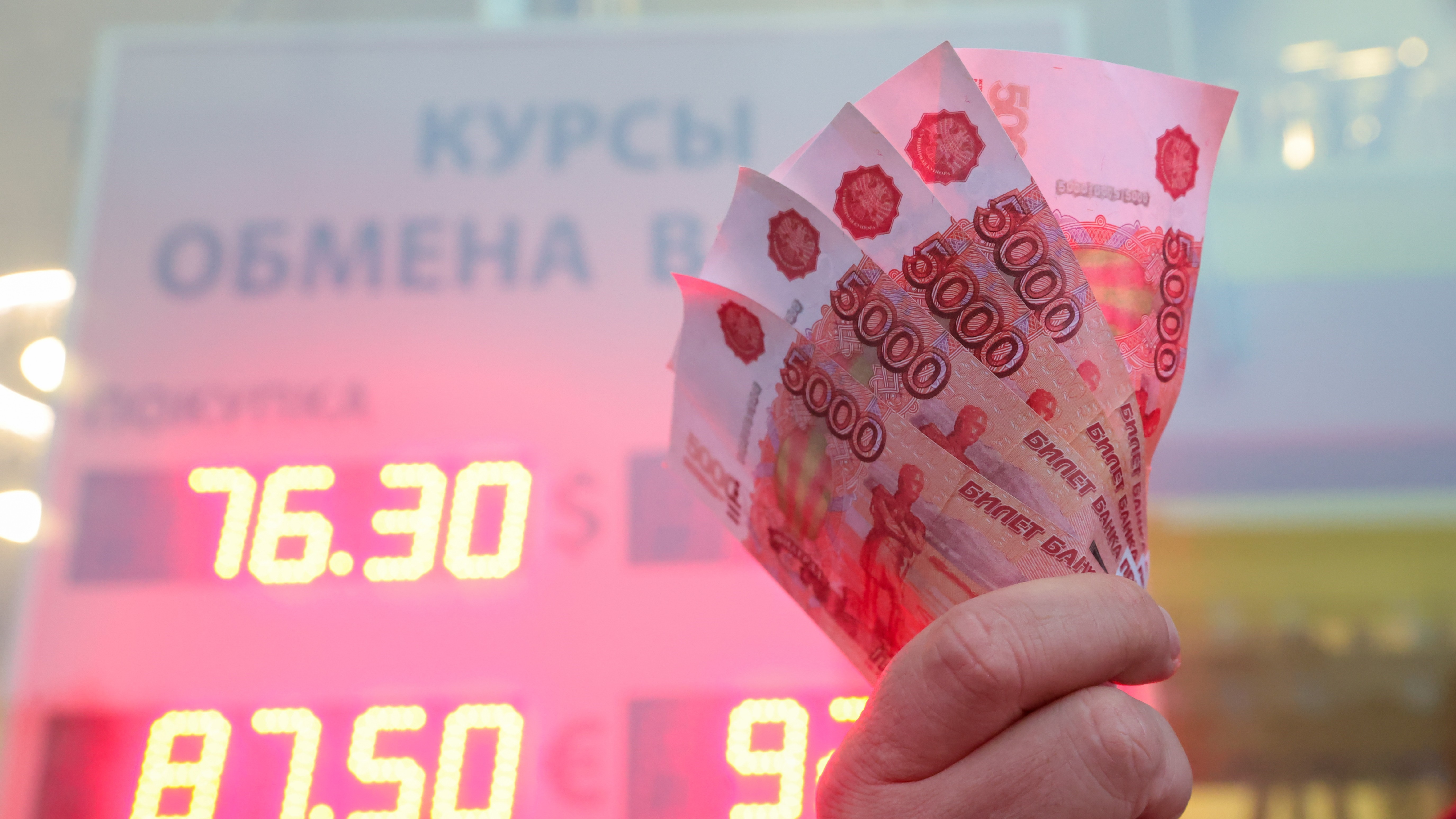 Спрос на иностранную валюту вырос почти втрое по сравнению с началом года