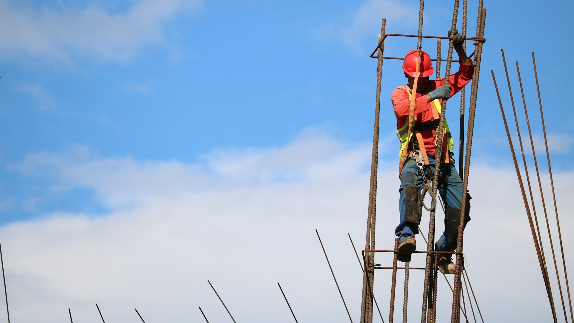 Стройотрасль РФ испытывает острую нехватку трудовых ресурсов