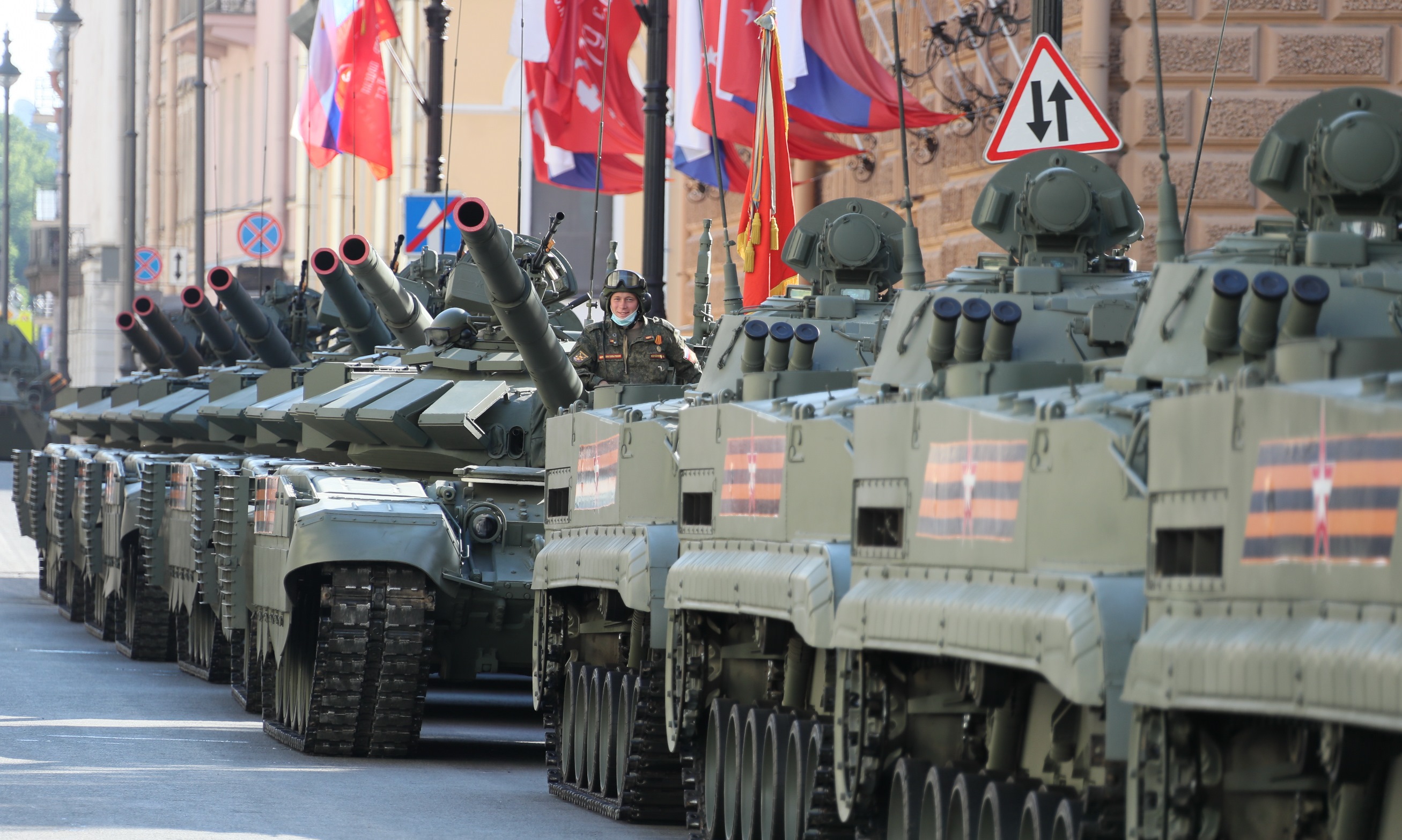 Движение в центре Петербурга ограничат 5 мая из-за репетиции парада в честь Дня Победы