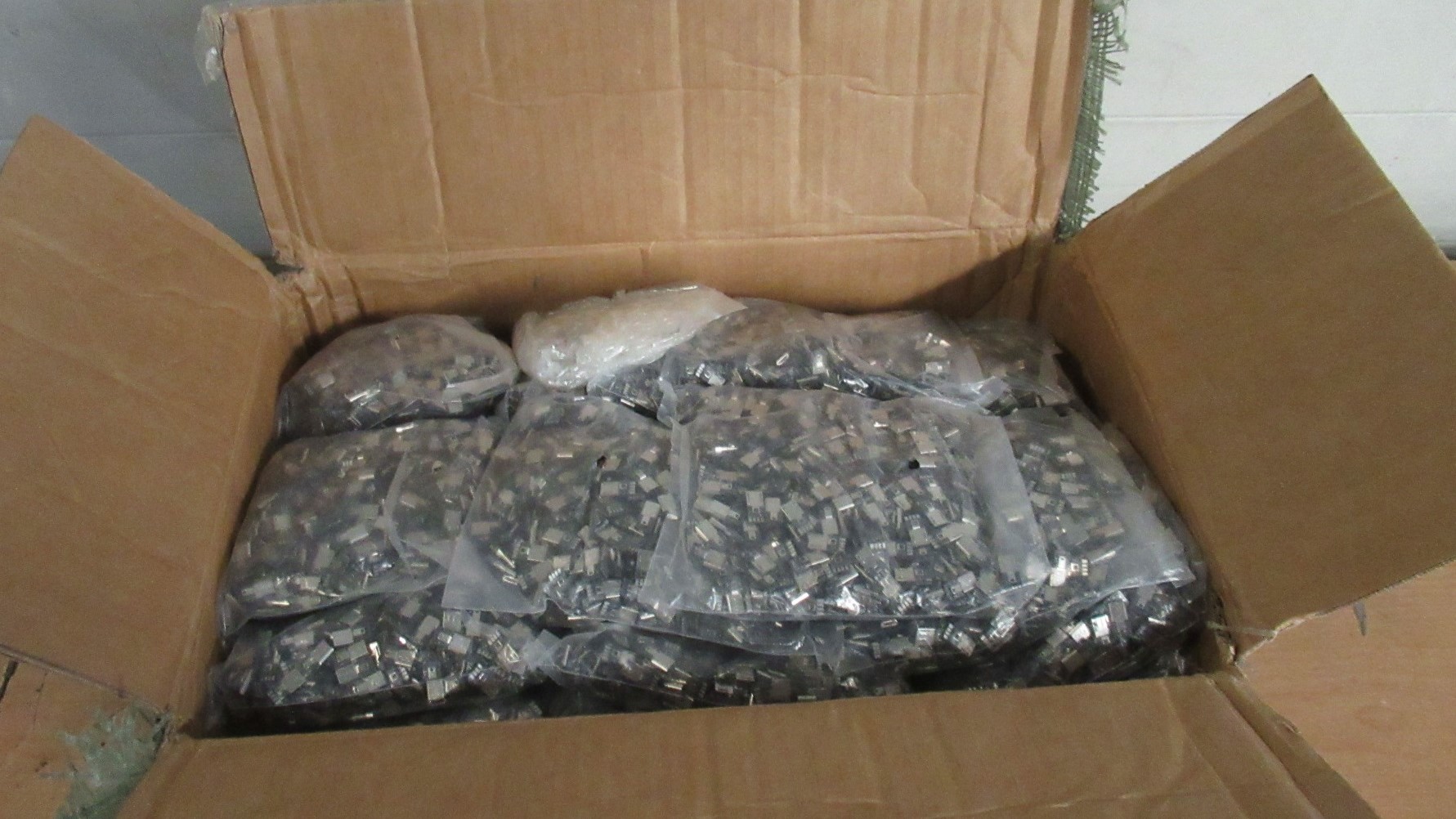 Контрабанду коннекторов из Китая почти на 2 млн рублей пресекли в Пулково