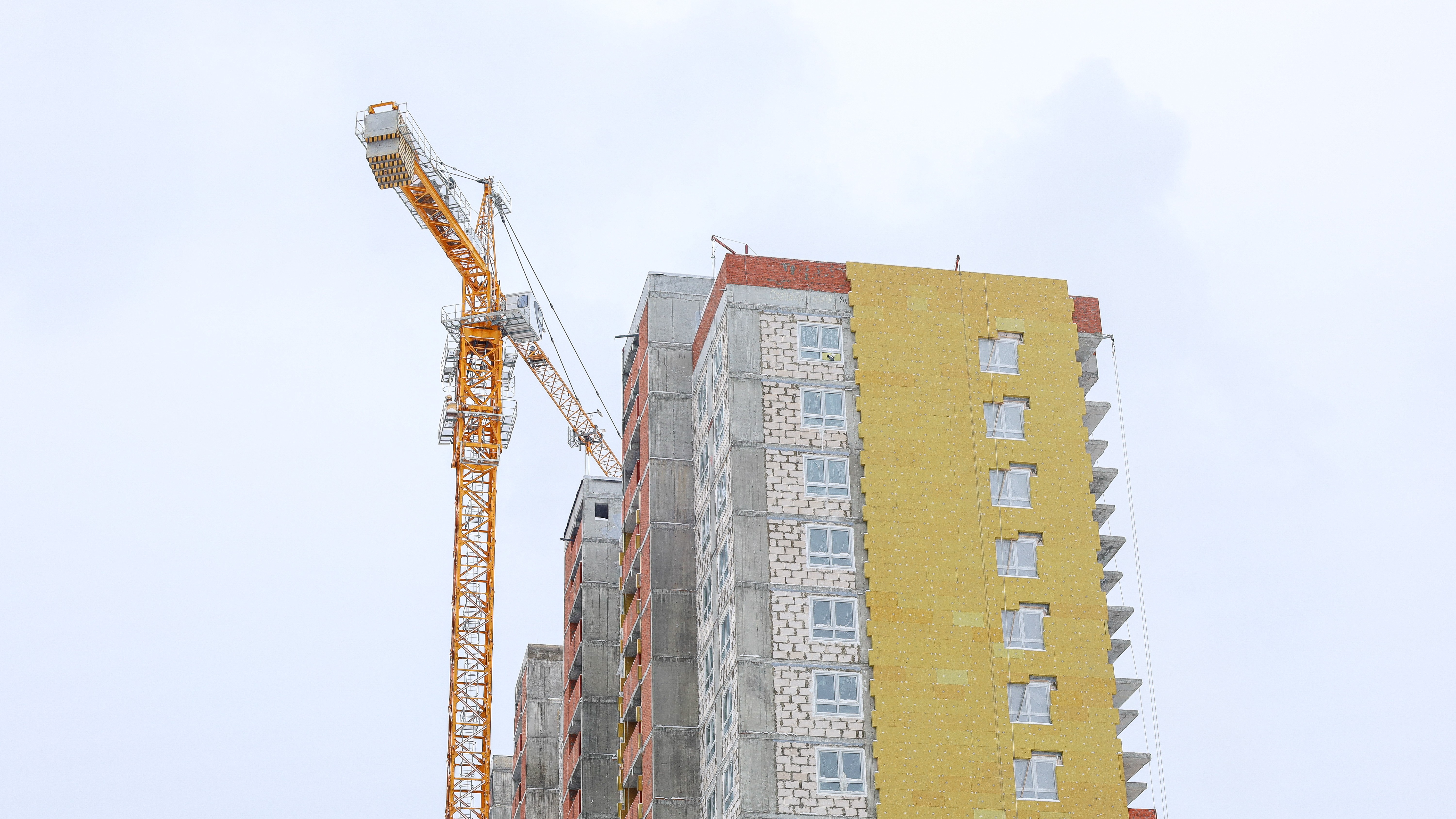 Продажи жилья в новостройках в РФ упали на 35% с января