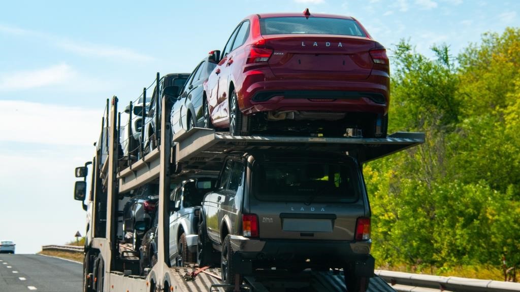 Lada Vesta вошла в топ-10 самых популярных для покупки онлайн авто в Петербурге