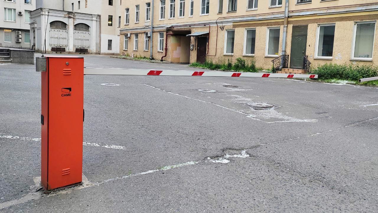 В Петербурге стали реже нарушать правила парковки во дворах благодаря камерам