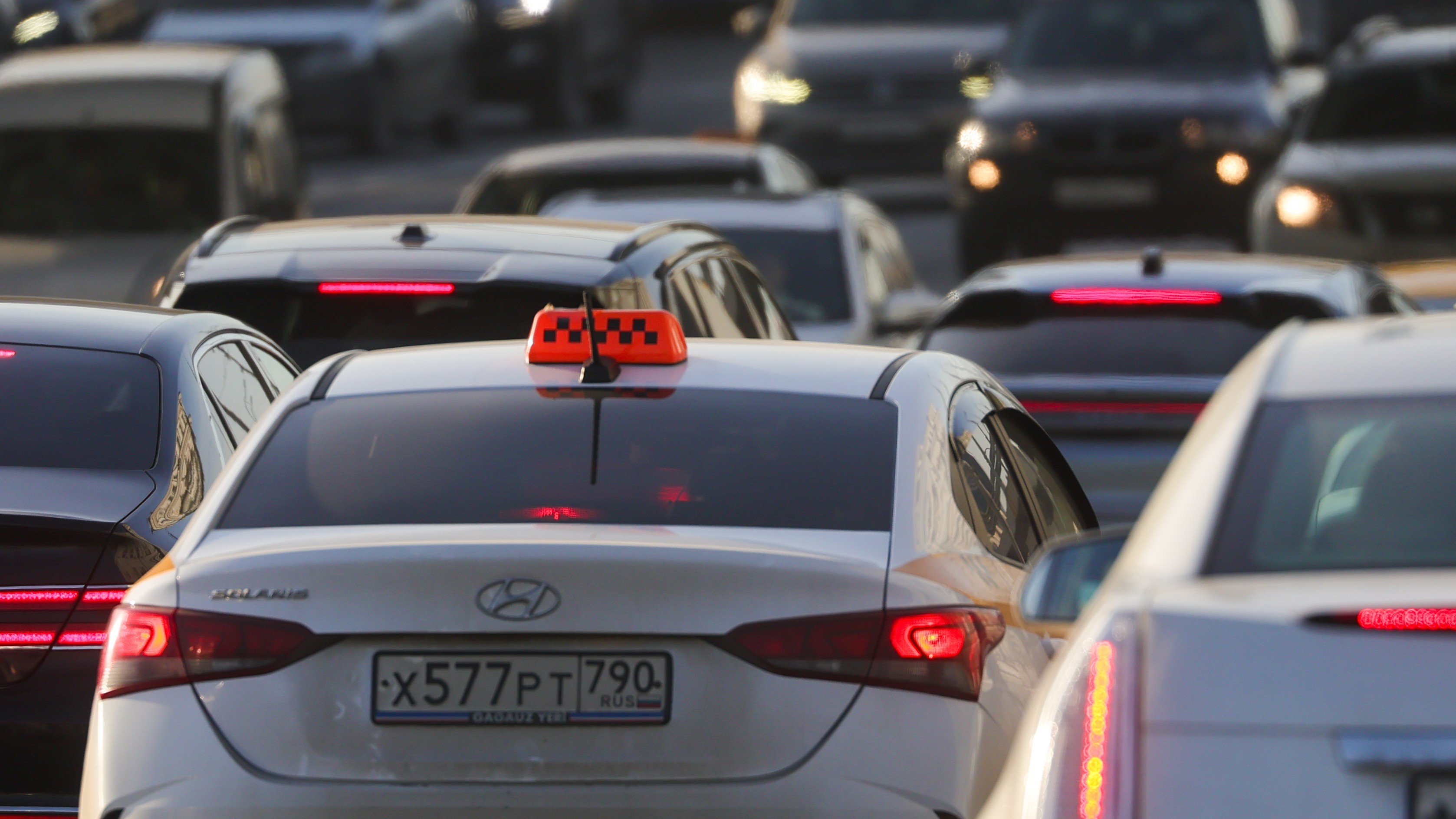 В России 51% водителей принципиально не пропускают объезжающие пробку авто